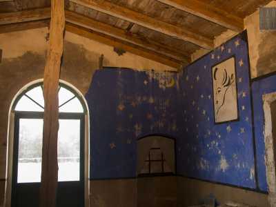 Poi gli abbellimenti proseguono con un enorme cielo stellato disegnato in fondo alla parete. E anche nel bel mezzo di questa porzione di muro blu balza all'occhio la rappresentazione di una donna, della quale per� stavolta compare solo un volto stilizzato